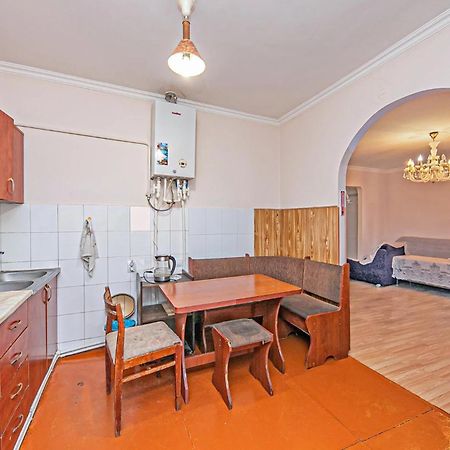 Super Location - Shared Bathroom And Kitchen 예레반 외부 사진