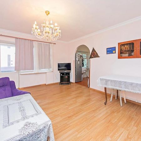 Super Location - Shared Bathroom And Kitchen 예레반 외부 사진